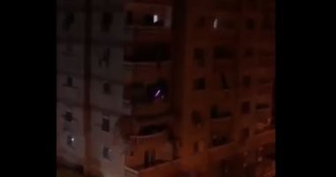 روقان شاب مصرى.. يعزف "ديسباسيتو" من شرفة منزله بالهرم فى أول يوم حظر