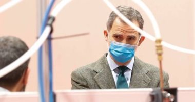 ملك إسبانيا يطالب بالجرأة والترقب للتقدم فى سباق السيارات الكهربائية