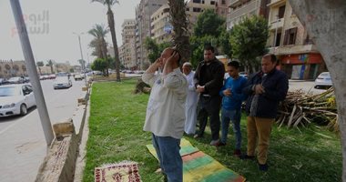 مواطنون يصلون جماعة أمام مسجد عمرو بن العاص بالمخالفة لقرار الأوقاف.. صور