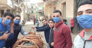 شباب قرية كفر الخوازم بالدقهلية يواجهون فيروس كورونا بتعقيم الشوارع والمنازل