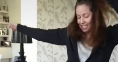 ريا أبى راشد ترقص مع ابنتها فى العزل المنزلى على أنغام أغنية إنجليزية