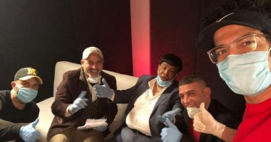 صور.. عبد الباسط حمودة يطرح أغنية "خليك فى بيتك" بالكمامات