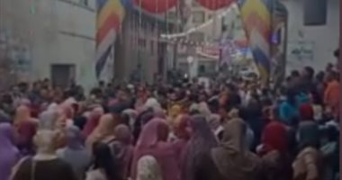 فيديو.. عروسان يتحايلان على إلغاء التجمعات وحظر التجوال بزفة نهارية بدمياط