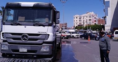 الوحدة المحلية بالغردقة تستكمل عملية تعقيم وغسيل الشوارع لمواجهة كورونا ..صور