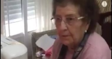 عجوز تصنع كمامات للأطباء.. ومدير الصحة العالمية: تعلمنا أهم درس فى الإنسانية