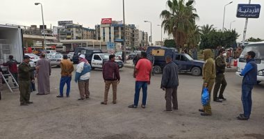 رجال الأمن يُنظمون طوابير المواطنين لشراء الخضروات بالعاشر من رمضان.. صور