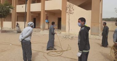 صور.. أهالى قرية منشأة خشبة بأسيوط يشاركون فى تعقيم المبانى والمساجد