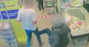 المسافة الآمنة أو الشلوط.. هولندية تبعد رجلا عنها بطريقتها الخاصة .. صور