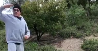 أسطورة الأكشن "فان دام" يستغل الحجر المنزلي لتصوير مقالب على Tik Tok