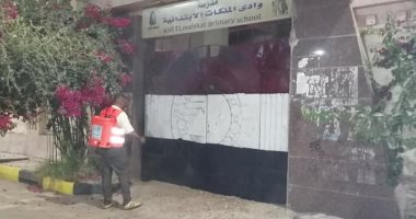 صور.. مدينة الأقصر تجرى أعمال رش وتطهير للشوارع لمكافحة "كورونا" خلال حظر التجوال