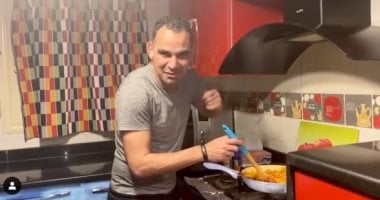 شاهد.. أحمد عيد يكسر عزلة كورونا ويقدم طريقة عمل مكرونة بالبسطرمة وينصح جنش