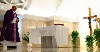 أجهزة تنفس وكمامات ونظارات واقية للأطباء.. تعرف على تبرعات بابا الفاتيكان 