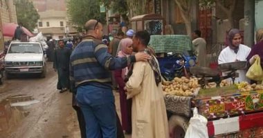 صور.. فض سوق الحسايبة الأسبوعى بديرمواس بالمنيا لمواجهة كرونا