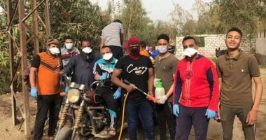 شباب قرية الرئيسية بقنا يعقمون الشوارع لمكافحة فيروس كورونا.. صور