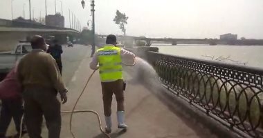 تطهير كورنيش النيل ومحطات الأتوبيس بالقاهرة لمواجهة فيروس كورونا.. صور