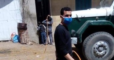 شباب قرية "سلام" بكفر الشيخ يتطوعون بتعقيم المساجد والشوارع 