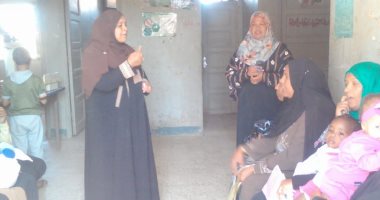 الرائدات الريفيات يواصلن التوعية بمخاطر "كورونا" فى أسوان.. صور
