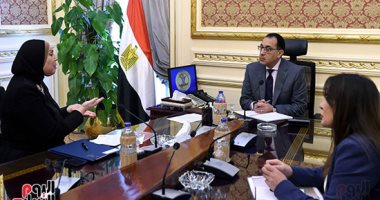 رئيس الوزراء يؤكد ضرورة استمرار العمل بالمصانع والالتزام بتطبيق الإجراءات الوقائية 