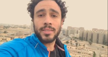 "كلنا لابسين فى الحيط".. رامي عاشور بطل الاسكواش يغنى لكورونا.. فيديو