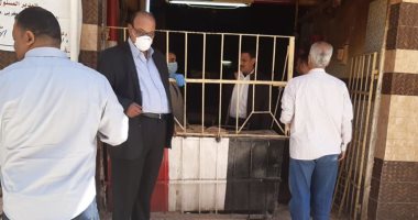 صور.. مخابز الأقصر تواصل خدمة المواطنين ورجال التموين يتابعون منع تزاحم الأهالى