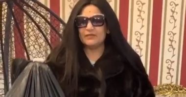يوميات بدرية طلبة فى العزل المنزلى:بجلابيتى ونضارتى نازلة أرمى"الزبالة"..فيديو
