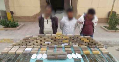 صور.. "الداخلية" تحبط تهريب 726 طربة حشيش عبر قناة السويس