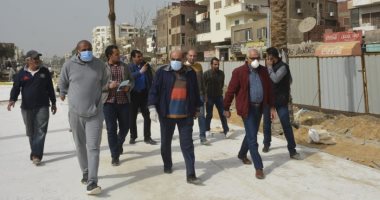 صور.. محافظ الجيزة يرتدى الكمامة خلال تفقد المشروعات والتأكد من عدم توقفها