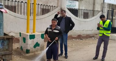 الأطفال يعاونون الأجهزة التنفيذية لرش الشوارع بالشرقية.. صور