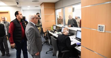محافظ بورسعيد يتابع العمل بالمركز اللوجيستي ويطالب بالالتزام بالإجراءات الإحترازية