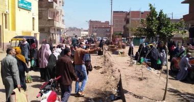 فض 3 أسواق أسبوعية بمركز الزقازيق للحد من انتشار فيرس الكورنا 