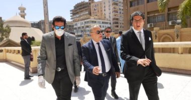 بالكمامة والجوانتى.. هانى رمزى يحضر جنازة جورج سيدهم