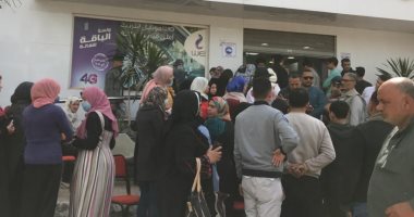 صور.. زحام أمام سنترال زفتى فى الغربية رغم التحذيرات من كورونا 