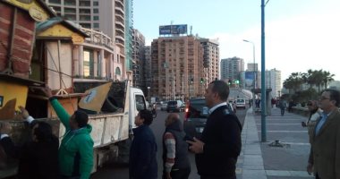 صور.. التحفظ على العربات المتنقلة بكورنيش الإسكندرية و منع التجمعات
