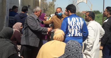 فض تجمعات المواطنين أمام سنترال السنطة لمنع الزحام لمواجهة انتشار كورونا