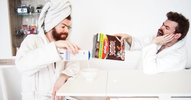 "العزل المنزلى وسنينه".. شخص يبتكر توأم خيالى يسليه فى وحدته.. صور