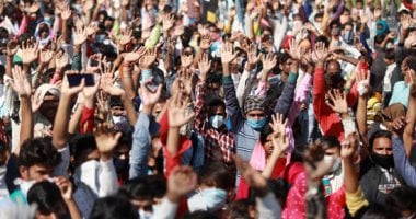 إجراءات مواجهة كورونا تتسبب فى زحام شديد بالهند