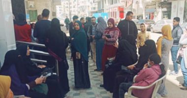 زحام أمام سنترالات دمياط للحصول على شريحة تابلت التعليم ودفع الفواتير.. صور