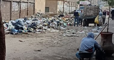 سيبها علينا.. شكوى من تراكم القمامة عند مدخل عرب الصحن فى المطرية بالقاهرة