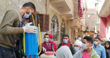 فيها حاجة حلوة.. شباب قرية سفلاق بسوهاج يعقمون المبانى والشوارع