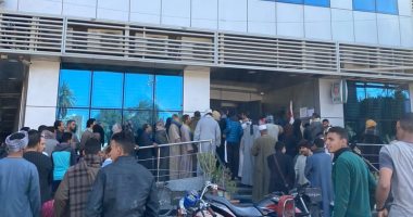 صور.. رغم التحذيرات .. زحام شديد أمام فرع البنك الأهلى بالبلينا بسوهاج
