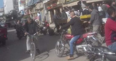 "رغم التحذيرات" ..إقبال كبير لأهالى دمياط على شراء السلع بالأسواق.. صور