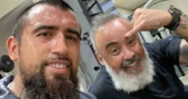 شاهد. فيدال بـ"نيو لوك" جديد فى الحجر الصحي 