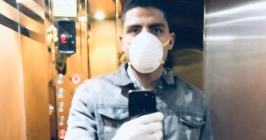 "محمد" يشارك صورة له بالجوانتى والكمامة من الفيوم للوقاية من فيروس كورورنا