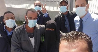 المتعافون من كورونا يحتفلون أمام مستشفى الحجر بالإسماعيلية.. زوج بسمة يبكى من فرحة خروجها ويسجد لله شكرا.. وأم وطفلها يحتفلان بشفائهما مع طاقم التمريض.. وأفراح بعد تحول نتائج 21 حالة من إيجابية إلى سلبية.. صور