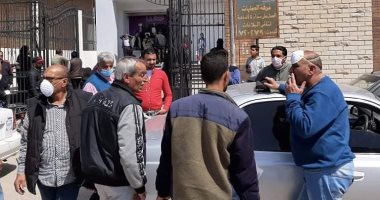حى الضواحى ببورسعيد يمنع تزاحم المواطنين أمام سنترال السلام ..صور