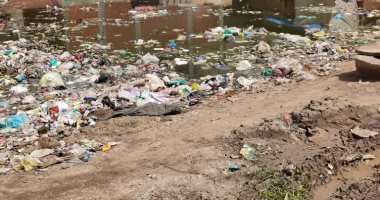 سكان باب الحرس والسنانية بدمياط يشتكون طفح المجارى وانتشار القمامة.. صور