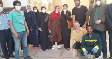 خروج أول 6 حالات من العزل بعد تعافيهم من فيروس كورونا فى أسوان.. صور