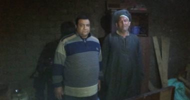 صور.. مأساة عامل وأسرته بسوهاج يعيشون فى غرفة بلا مرافق وينامون على الأرض