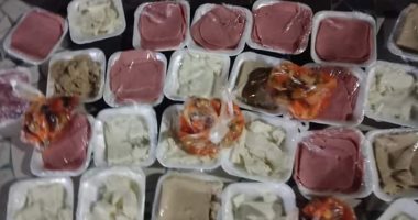  شباب الحسينية بالشرقية يوزعون وجبة عشاء على المارة قبل الحظر