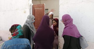 القومى للمرأة بالبحر الأحمر يشارك فى حملة طرق الأبواب بسفاجا للتوعية بكورونا.. صور 
